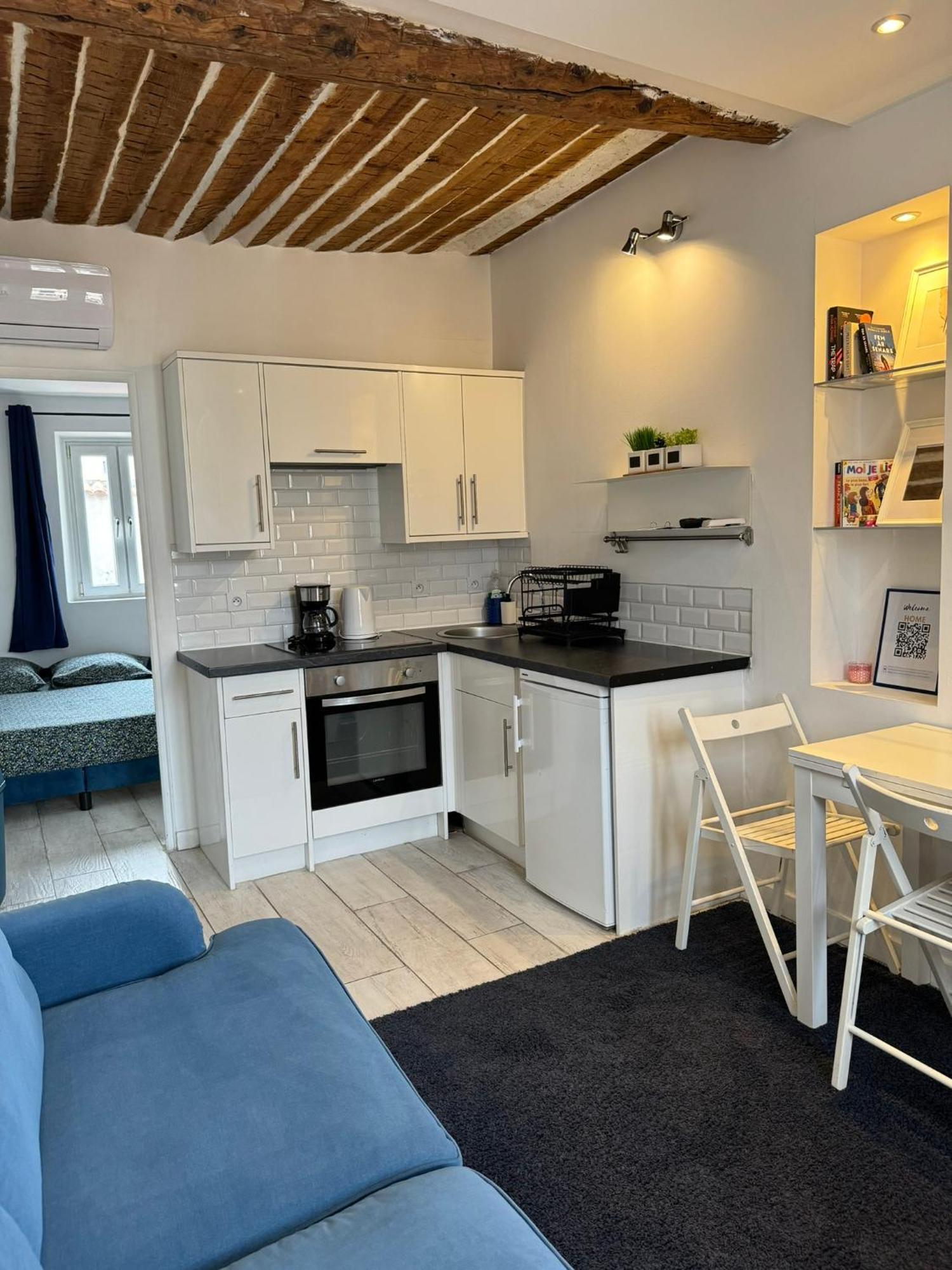 Freshly Tastefully Renovated Apartments In Heart Of Old Antibes Exterior foto